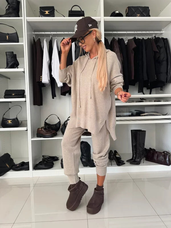 Evana | Two-piece women's set with long sleeves, hood and round neckline