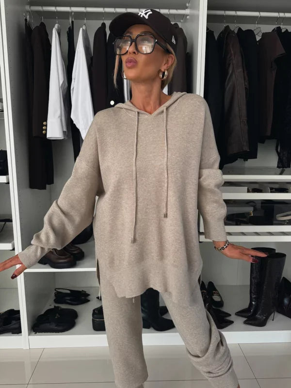 Evana | Two-piece women's set with long sleeves, hood and round neckline