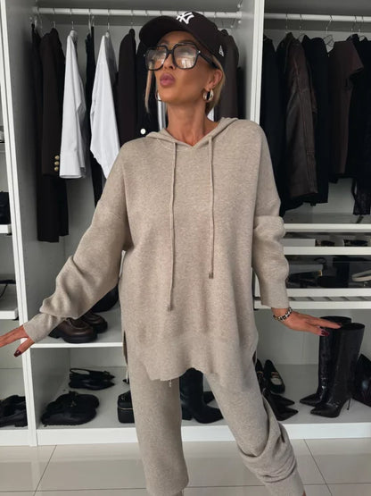 Evana | Two-piece women's set with long sleeves, hood and round neckline